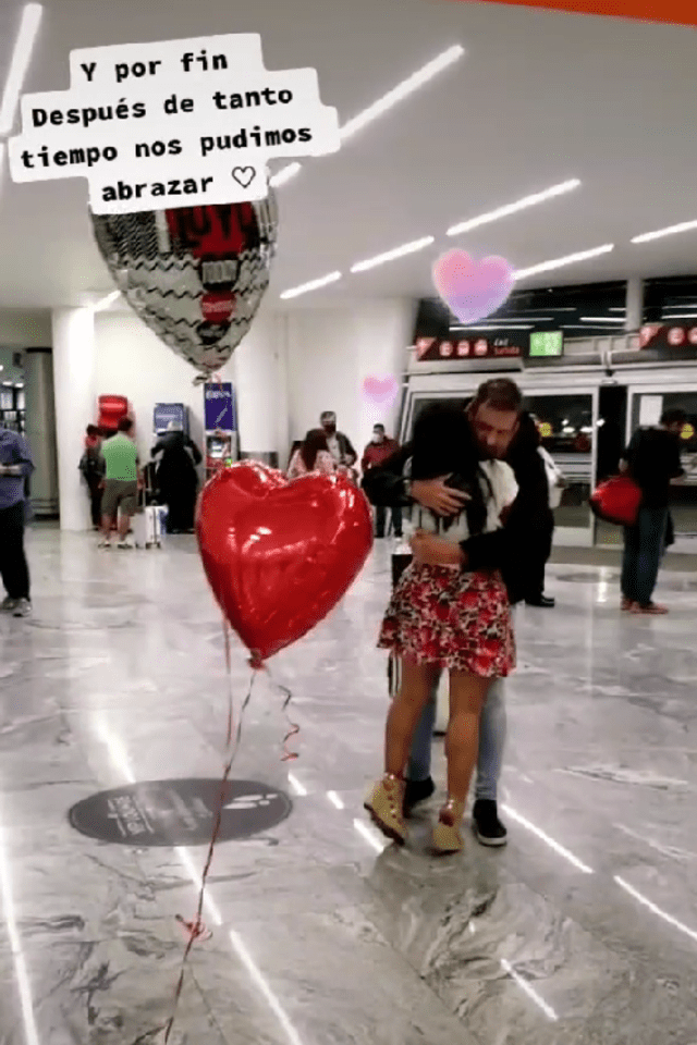 Joven va al aeropuerto con globos para recoger a su novio extranjero y este no la reconoce