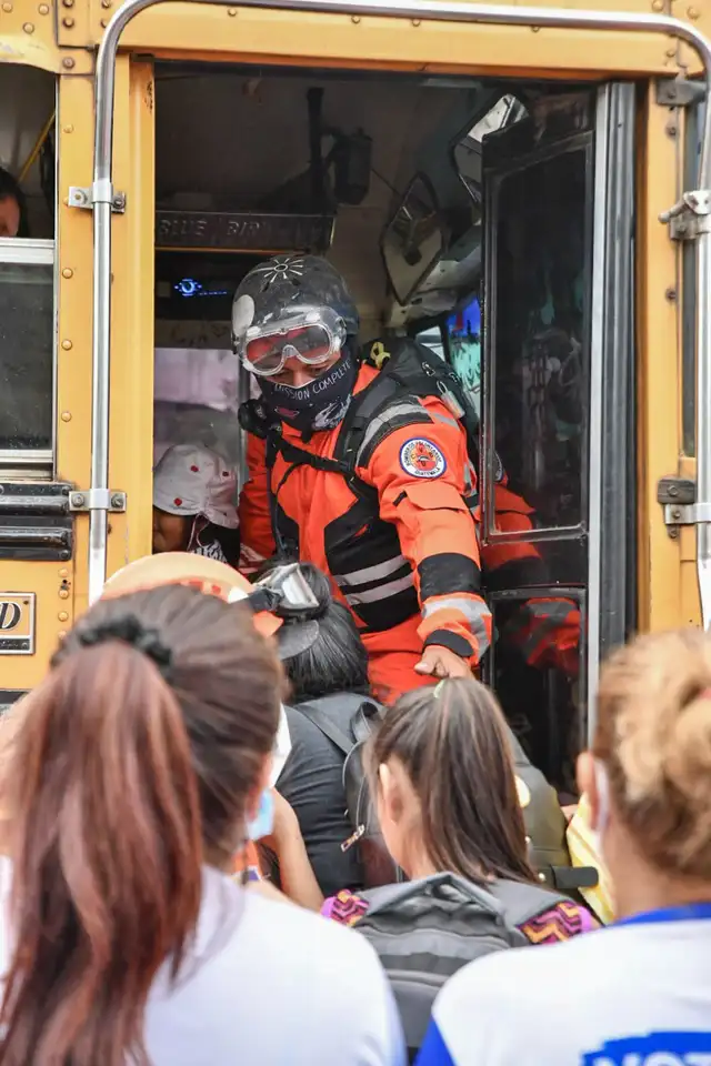 Cientos de personas han sido evacuadas tras la erupción del volcán de Fuego. Foto: Conred Cientos de personas han sido evacuadas tras la erupción del volcán de Fuego. Foto: Conred