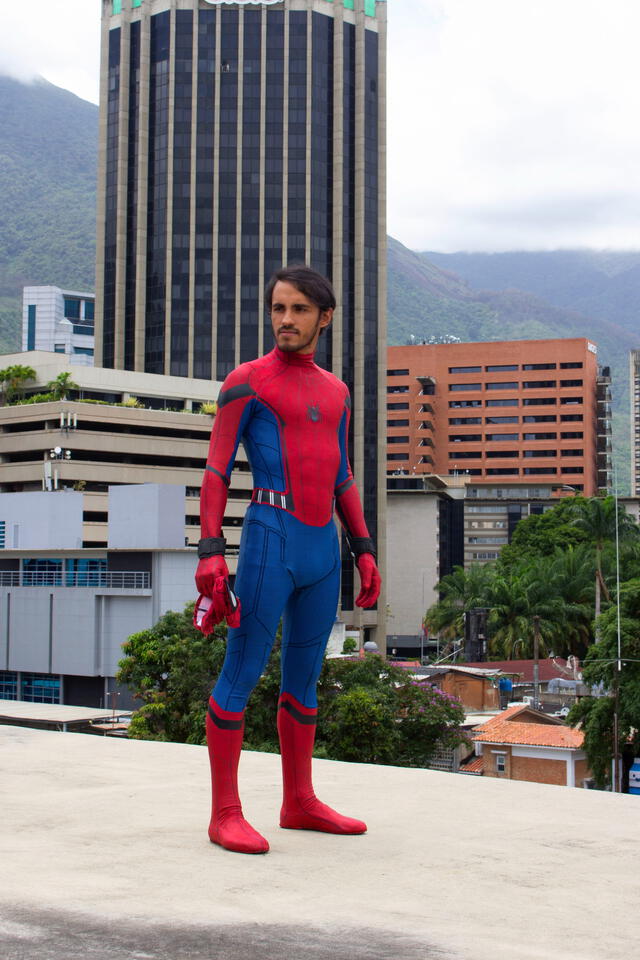  Óscar Olivares compartió en sus redes unas fotos disfrazado de Spiderman. Foto: Oscar Olivares/ Twitter 