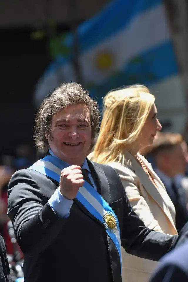  Milei modificó decreto que impedía nombrar a familiares en cargos públicos para designar a su hermana Karina. Foto: EFE    