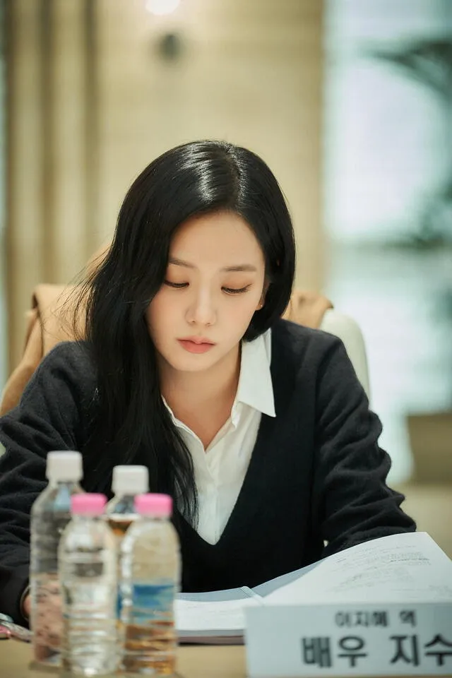  Jisoo, de BLACKPINK, en lectura de 'Omniscient Reader's Perspective'. Foto: Naver   