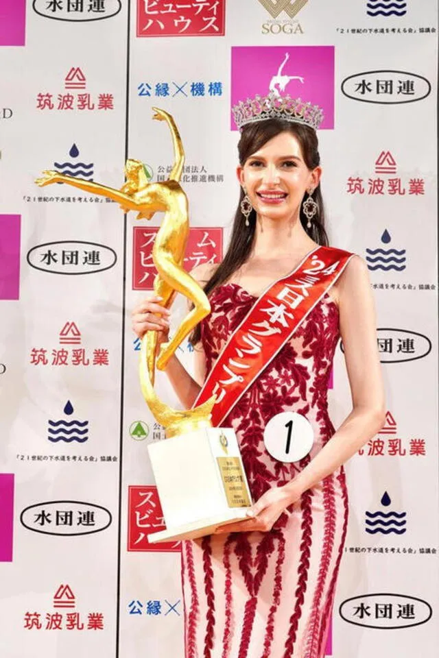  Karolina Shiino con su premio. Foto: Miss Japan Association/Reuters   