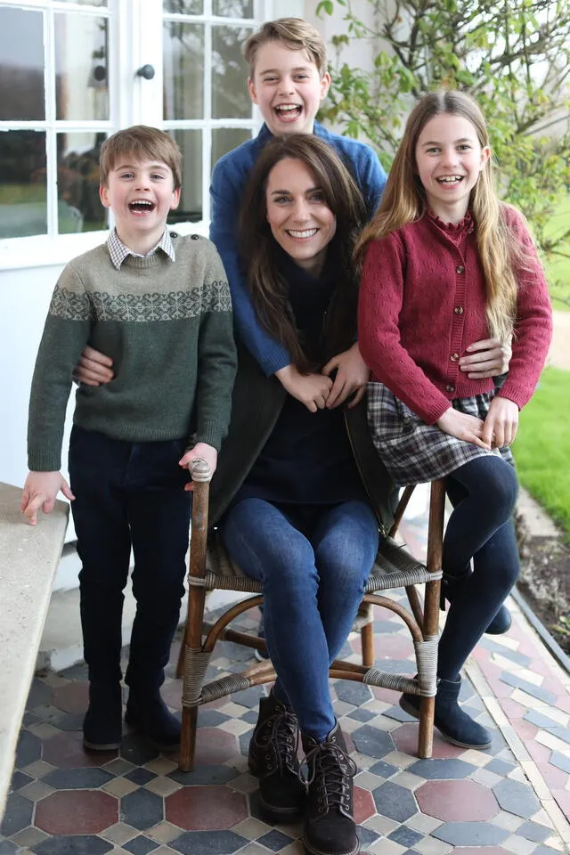 Kate Middleton y sus hijos en un foto que contiene retoques. Foto: Kensington Palace   