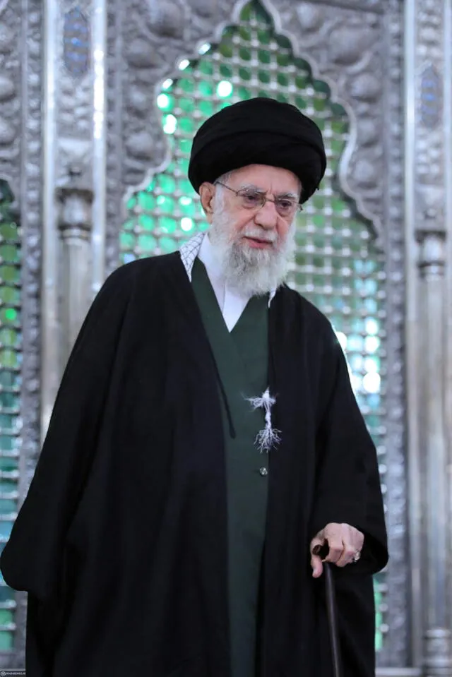 El líder supremo de Irán, el ayatolá Alí Jamenei, prometió "castigar" a Israel tras el inicio de un ataque con decenas de drones. Foto: AFP   
