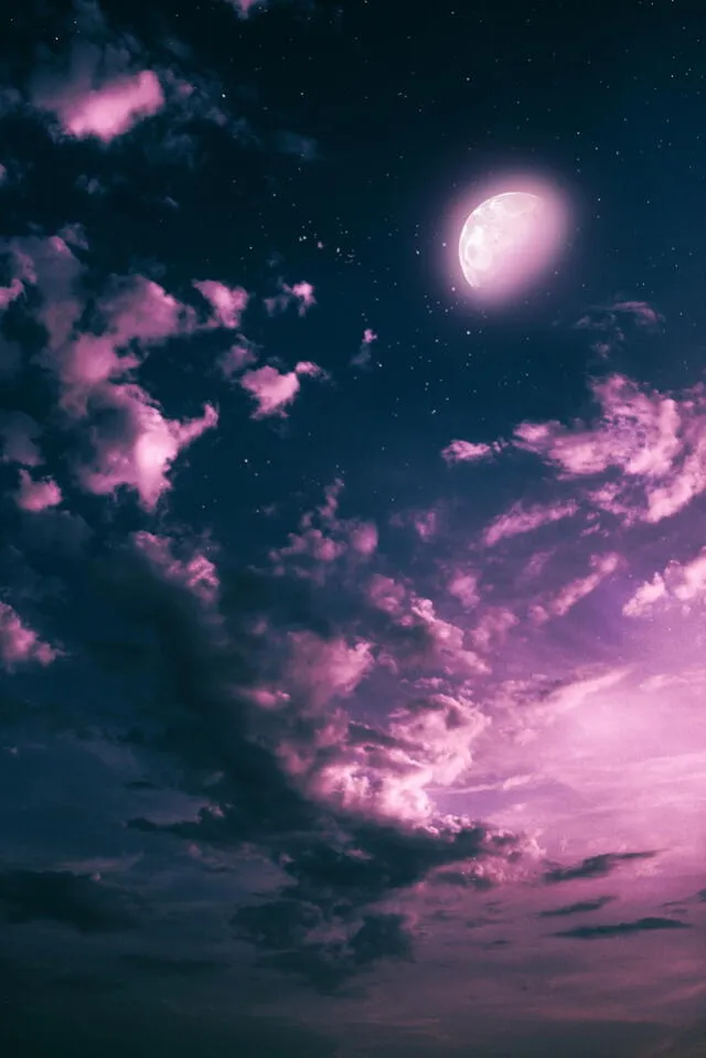 El color de la luna no cambia, lo que se modifica es la atmósfera, lo que le da apariencia rosa. Foto: Pixabay   