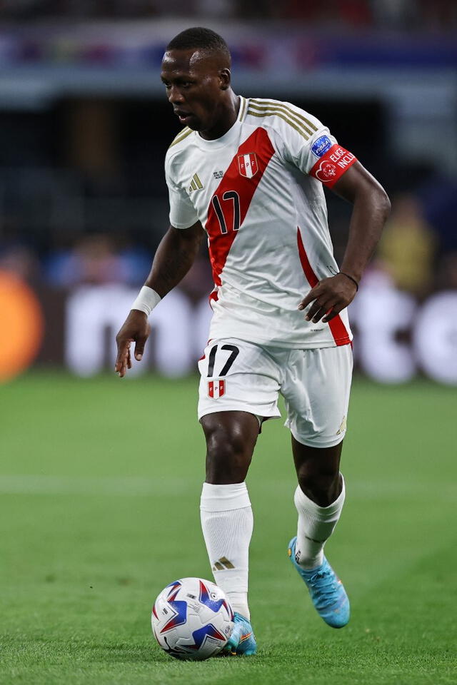 Luis Advíncula, de Boca Juniors, sería el gran ausente frente a Canadá. Foto: AFP   