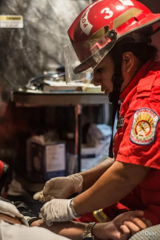 Cecilia realiza labores de rescate como enfermera y bombera. Foto: Bella Alvites/La República   