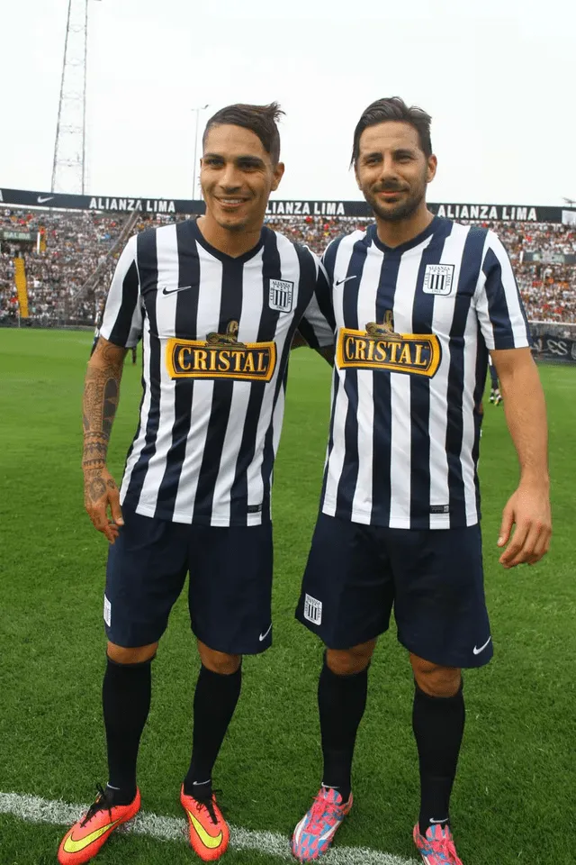 Paolo Guerrero junto a Claudio Pizarro en un amistoso que jugaron en Matute en el 2014. Foto: difusión   