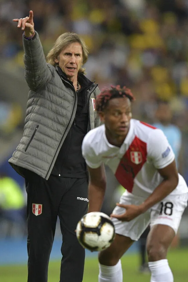 Ricardo Gareca y André Carrillo en la Copa América 2019. Foto: AFP   