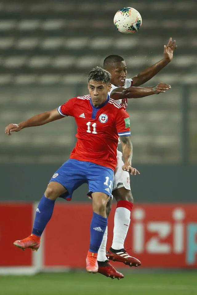 Felipe Mora ya enfrentó a la selección peruana en partidos oficiales. Foto: AFP   