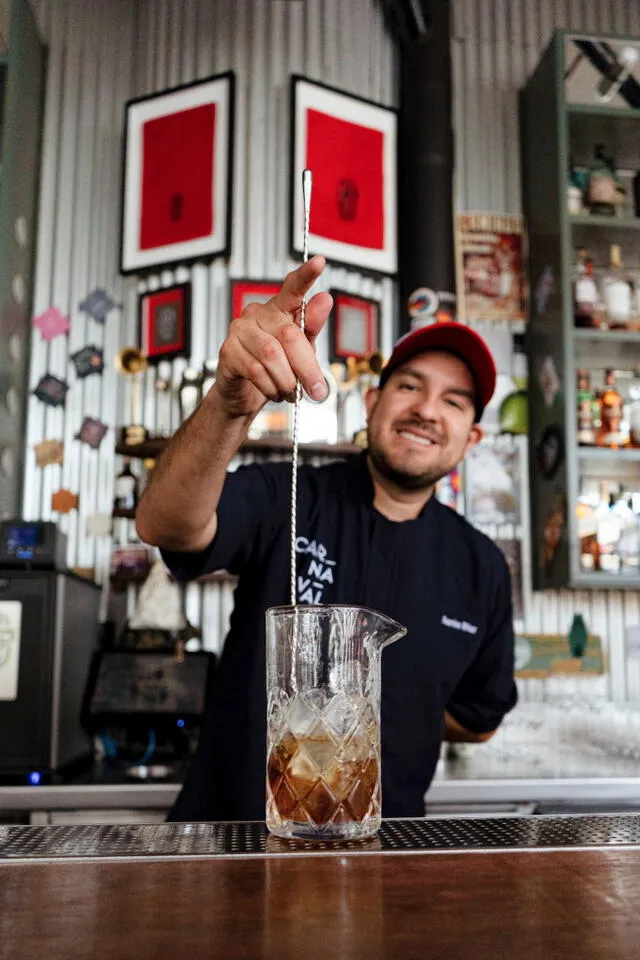  Aarón Díaz empezó en el mundo de los cocteles a los 13 años, trabajando en una taberna limpiando mesas y vasos por S/5. Foto: Carnaval.<br><br>    