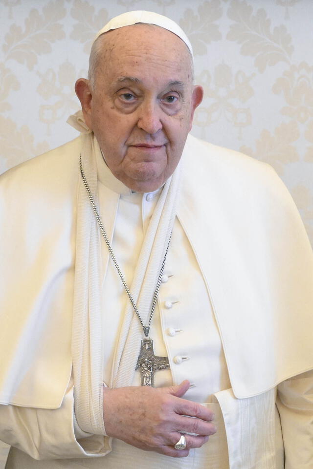 Como medida de precaución, el brazo del papa Francisco fue inmovilizado con un cabestrillo. Foto: AFP   