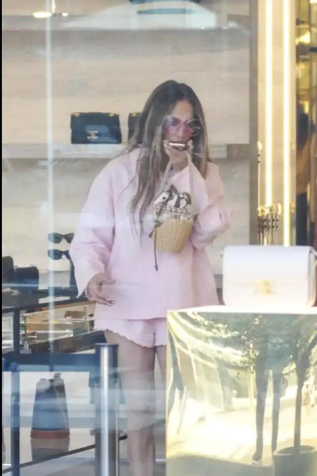 Jennifer López en su salida a la tienda Chanel en Turquía. Foto: Pagesix. 