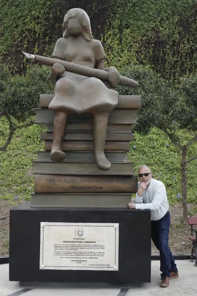 Hugo Coya: "La escultura de Magdalena Truel no tiene rostro". Foto: Sebastián Blanco. Hugo Coya: "La escultura de Magdalena Truel no tiene rostro". Foto: Sebastián Blanco.