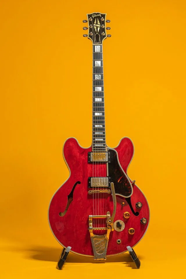 El resultado final de la restauración de la guitarra de Noel Gallagher al renunciar a Oasis. Foto: Lifeboxset