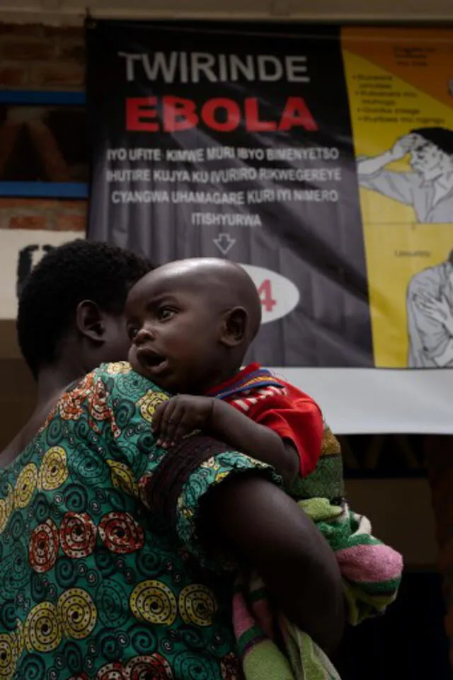 El ébola se transmite por contacto directo con la sangre y fluidos corporales de personas o animales infectados. Foto: AFP