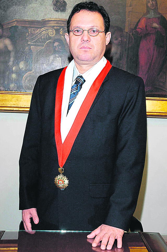 Carlos Mesía Ramírez.