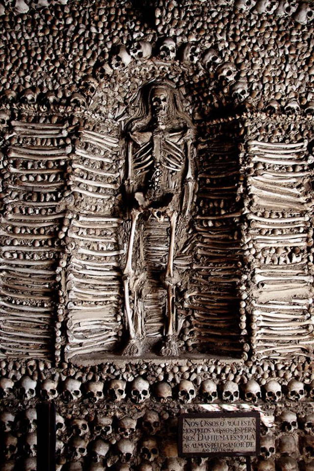 "La capilla de los huesos" fue hecha exactamente para recordar a la mortalidad del ser humano.
