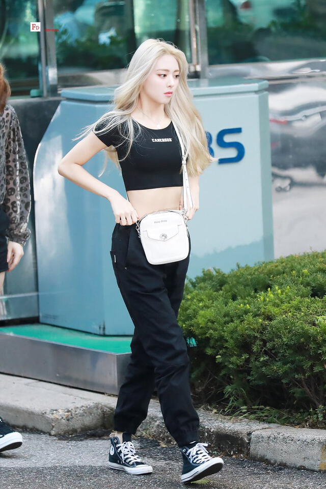 Yuna de ITZY ("moda de aeropuerto" del 2019).