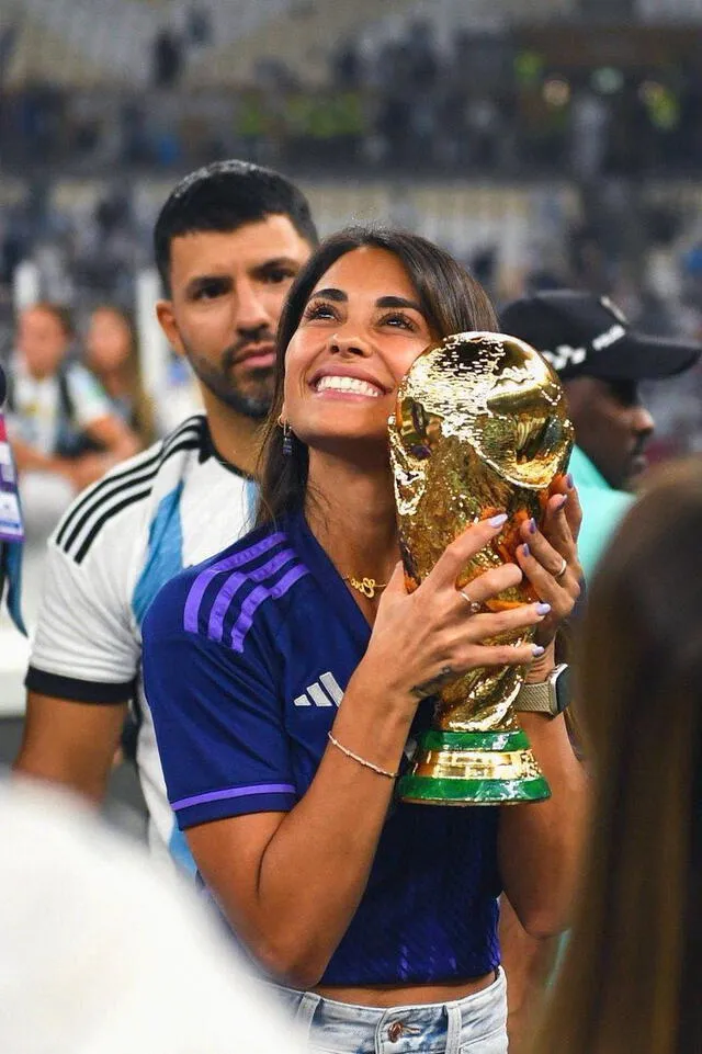 Antonela Roccuzzo posó con la Copa del Mundo. Foto: difusión