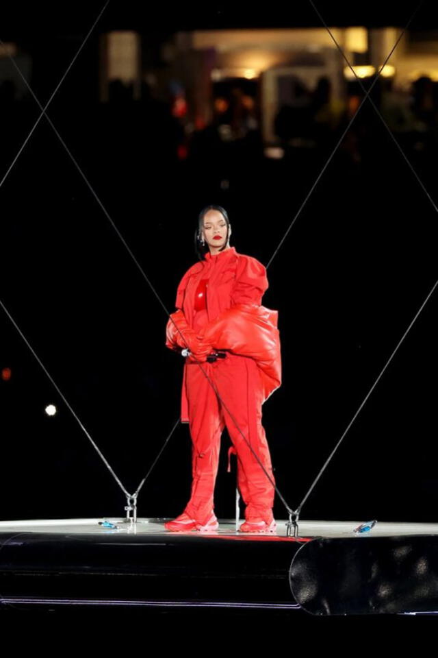  Rihanna lució un traje totalmente rojo en el Super Bowl 2023. Foto: Vainity Fair 