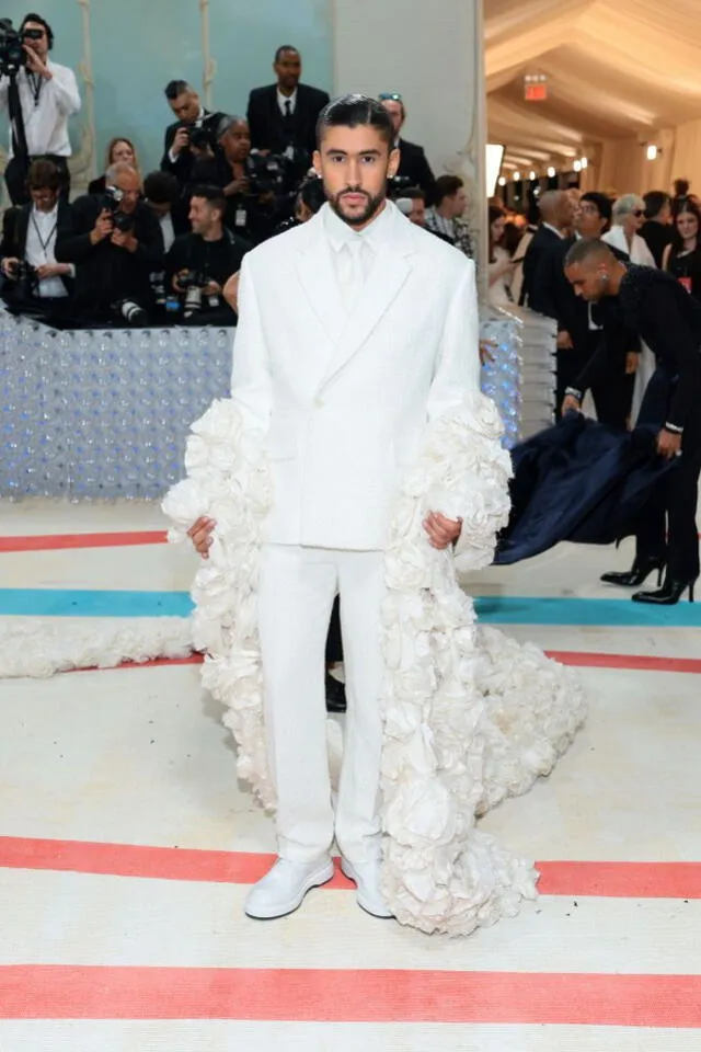 Bad Bunny optó por el blanco para la MET Gala de este año. Foto: Getty Images. 