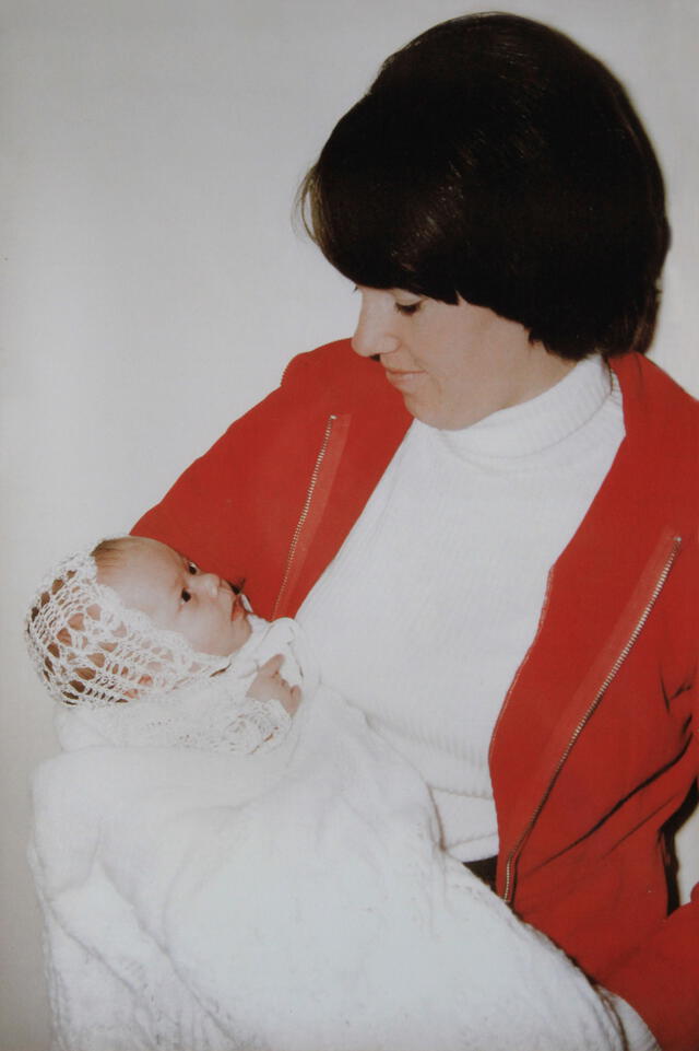  Lindy sosteniendo a Azaria, una de las pocas fotos que tomaron antes del trágico suceso . Foto: Lindy Chamberlain - Chreighton.   