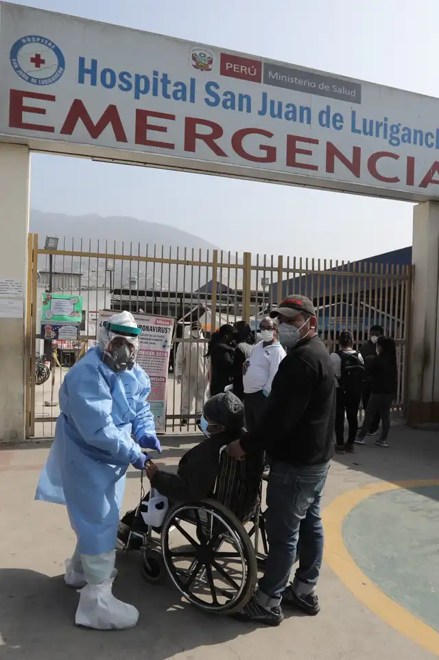 Pacientes con síntomas de COVID-19 esperan afuera del centro de salud. Créditos: Jorge Cerdán / La República.