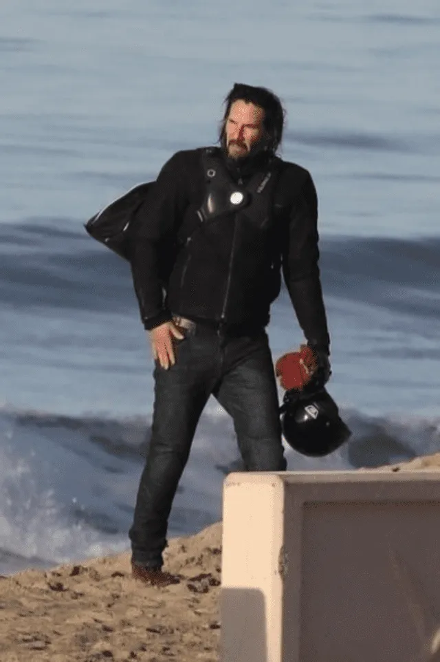 Keanu Reeves es captado desnudo en playa de California