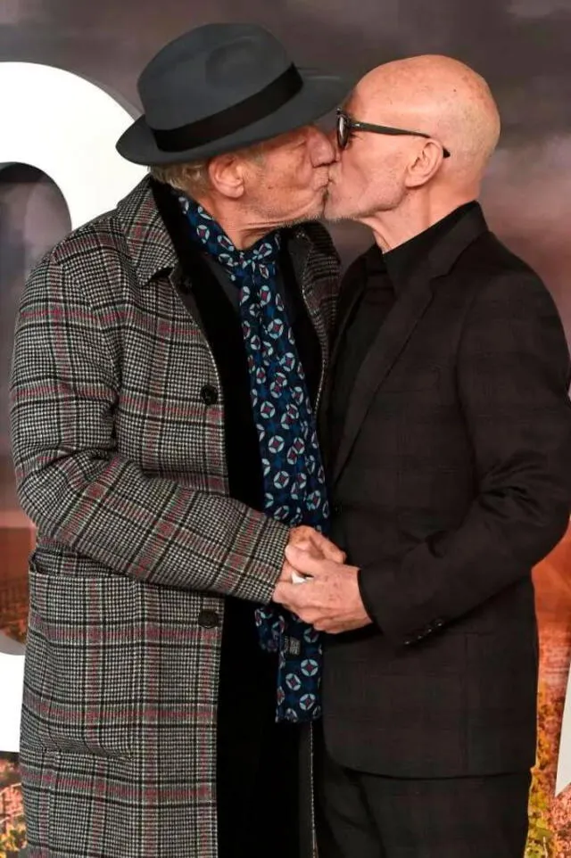 Ian McKellen y Patrick Stewart besándose.