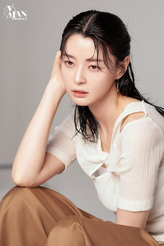 Su piel impecable y ojos grandes destacaron en la sesión fotográfica de Kwon Nara.