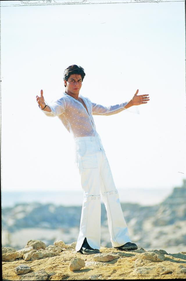 La postura con los brazos extendidos se hizo símbolo de Shah Rukh Khan. Foto: Twitter.