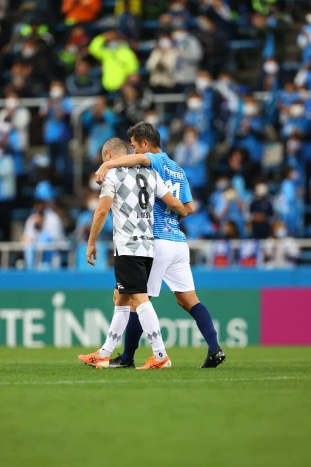  Miura junto a Andrés Iniesta en un partido entre el Yokohama F.C. y el Vissel Kobe jugado en noviembre de 2020. Foto: Twitter Andrés Iniesta   