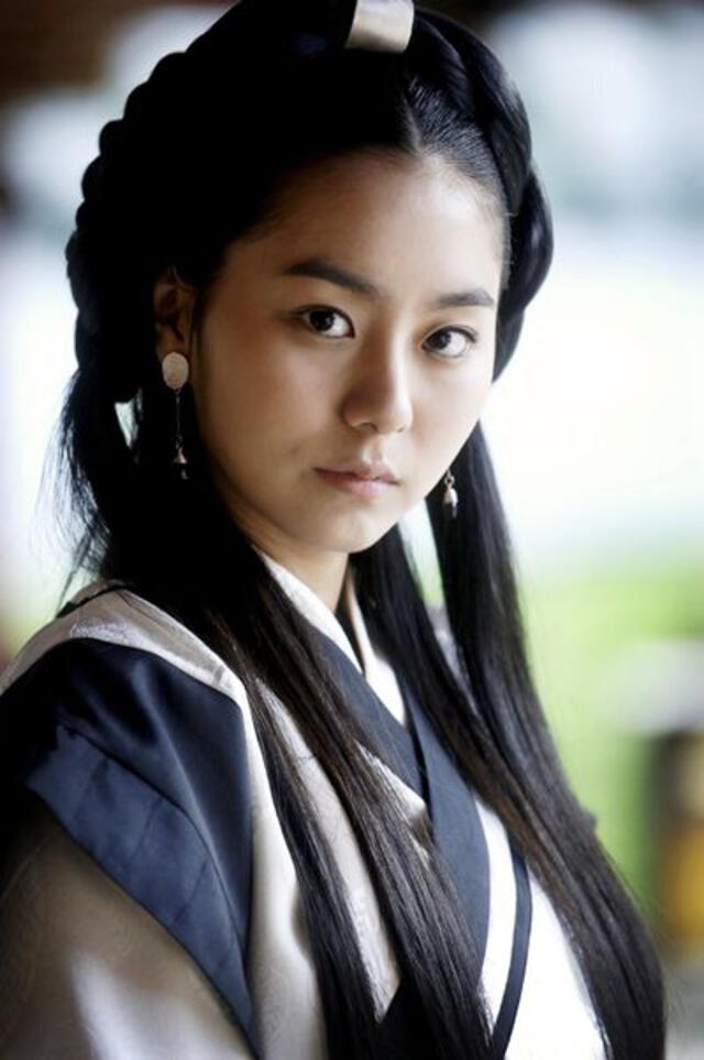 UEE interpretó el papel de Mi Sil (adolescente) en el dorama Queen Seon Duk (MBC, 2009).