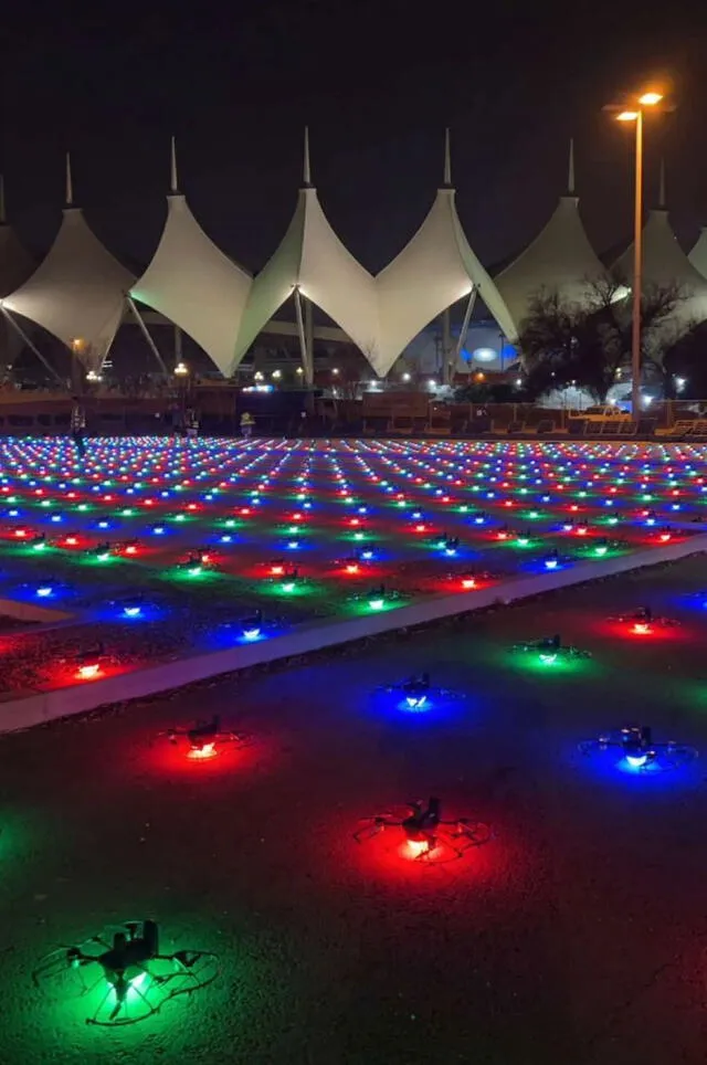 Luces en las afueras del estadio de Al Hilal. Foto: MnbrAlhilal   