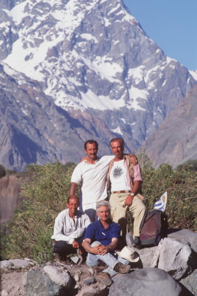 Parte de los sobrevivientes de la tragedia de los Andes reunidos años después. Foto: Clarín   