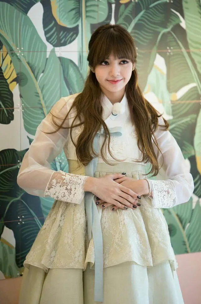 BLACKPINK: Lisa luciendo el vestido tradicional coreano,  el hanbok.