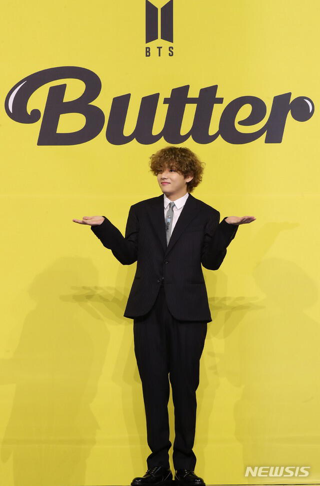 Kim Taehyung (V) en la presentación de "Butter". Foto: Newsis