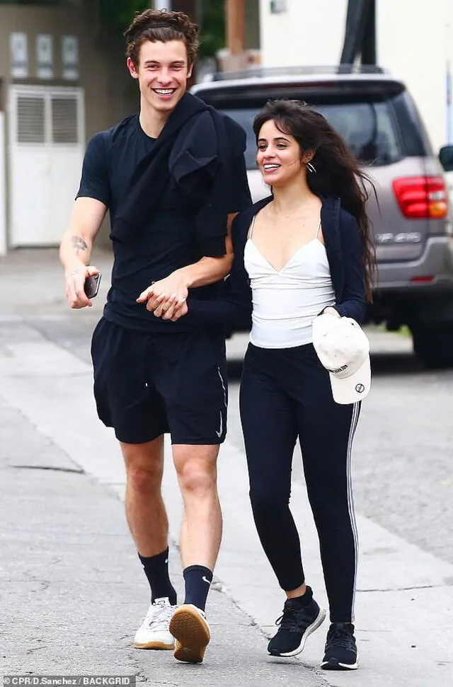 Shawn Mendes y Camila Cabello se dejan ver juntos a su salida de un restaurante