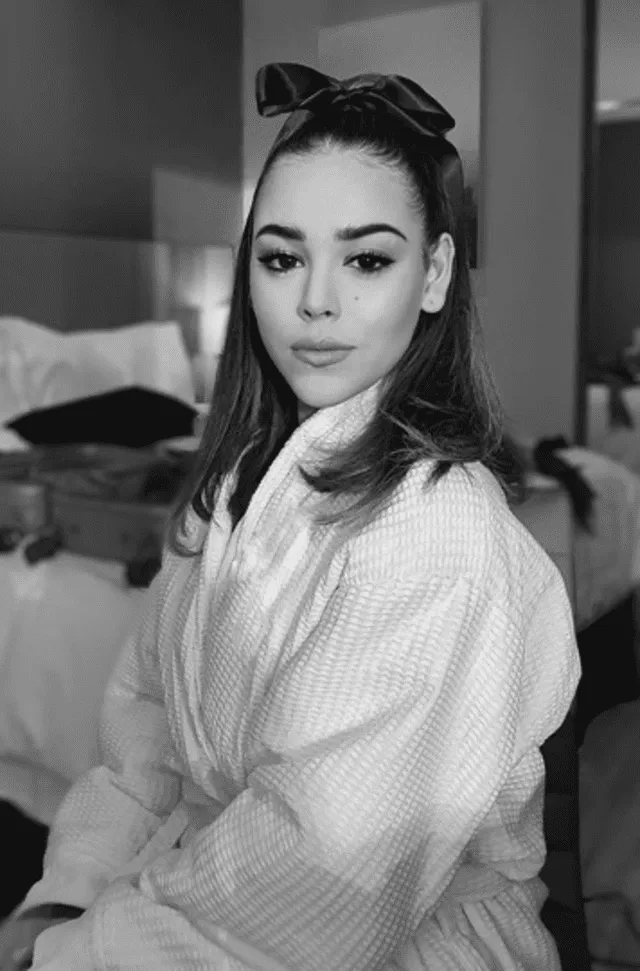 Danna Paola se graba desde la ducha.