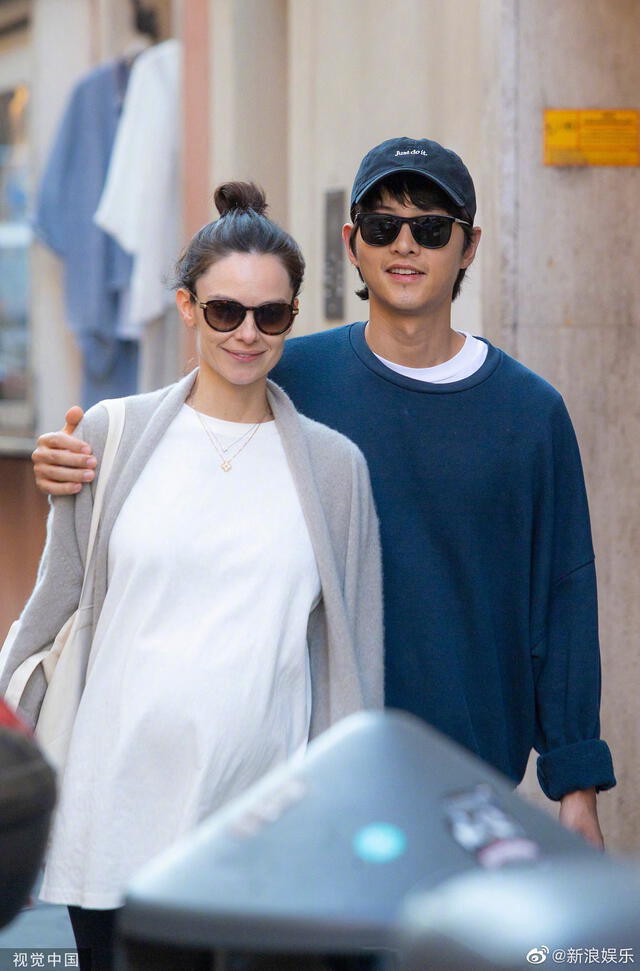  Song Joong Ki y Katy Louise Saunders. Foto: Weibo/difusión    