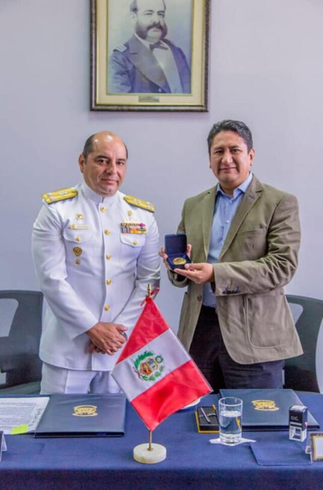 El vicealmirante Federico Bravo la Rueda y Vladimir Cerrón durante la firma del acuerdo para construcción del puente Comuneros II. Foro: difusión El vicealmirante Federico Bravo la Rueda y Vladimir Cerrón durante la firma del acuerdo para construcción del puente Comuneros II. Foro: difusión