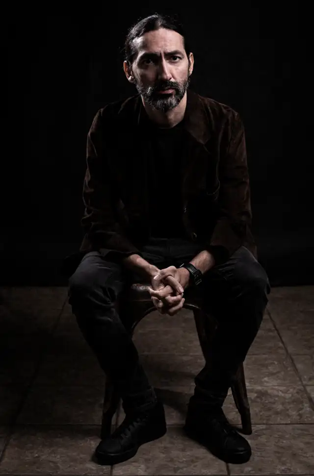  Stuart Flores: "Hay una intención poética en todo lo que escribo. La poesía es música, y yo trato de imprimir esa música incluso en el sentido del texto". Foto: Mario Colán..    
