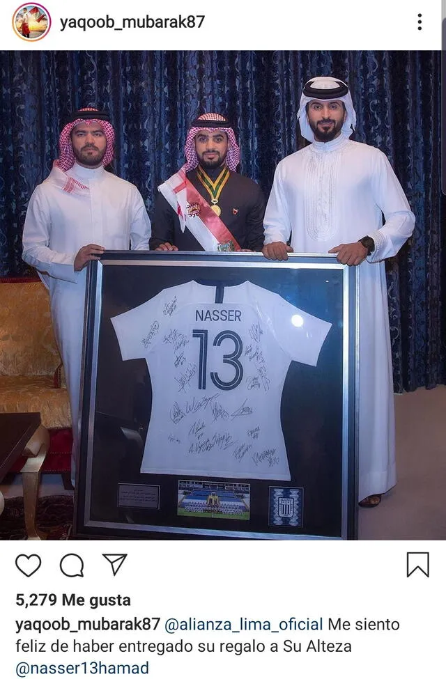 Millonario árabe entregó la camiseta de Alianza al príncipe Nasser. Foto: Instagram