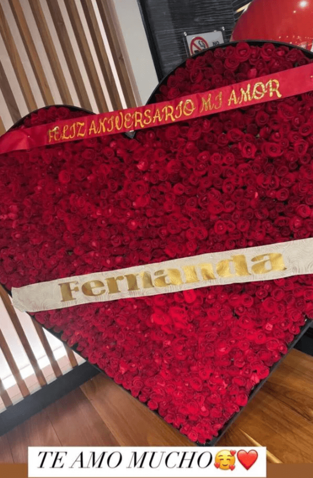 Ramos de flores enorme enviado por Canelo a su esposa. Foto: Fernanda Gómez/Instagram Ramos de flores enorme enviado por Canelo a su esposa. Foto: Fernanda Gómez/Instagram