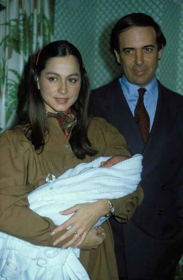 sabel Preysler y Carlos Falcó, marqués de Griñón, presentan a su hija Tamara. Era noviembre de 1981
