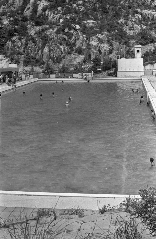 Así lucía la piscina de desechos de la Universidad de Seúl en 1970. Foto: Kakao