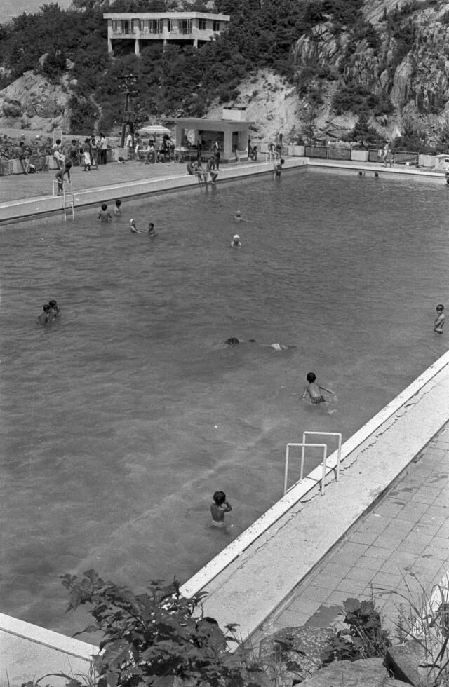 Así lucía la piscina de desechos de la Universidad de Seúl en 1970. Foto: Kakao