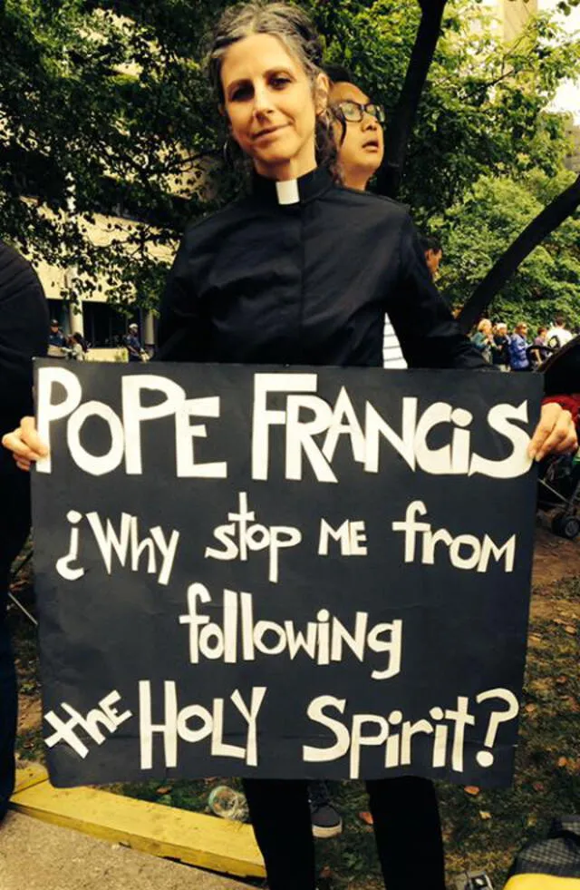 "Papa Francisco ¿ Por que me detienen de seguir al espíritu santo?" se lee ene el cartel. Foto: National Catholic Reporter/Anne Tropeano