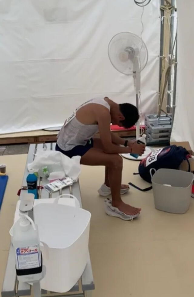 Christian Pacheco exhausto tras finalizar la maratón masculina en Tokio 2020